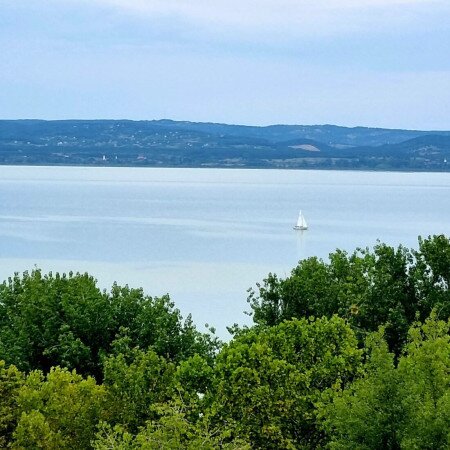 A Balaton térségét ajánlja felfedezésre szeptemberben a Magyarország vár magazin
