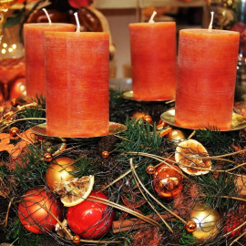 Adventi koszorúkészítés a Faluházban, Kőröshegyen