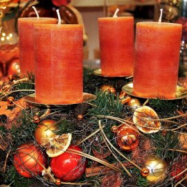 Adventi koszorúkészítés a Faluházban, Kőröshegyen