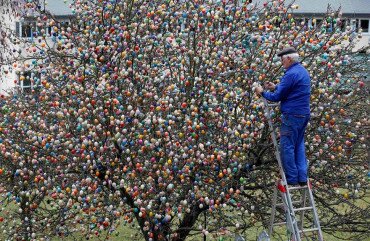 Díszítsük fel Balatonlelle tojásfáit - tojásfestés a Kishegyen