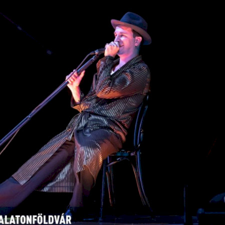 FRANKIE, A KIRÁLY ÉS A KÁRHOZOTT – BAKOS-KISS GÁBOR FRANK SINATRA-ESTJE
