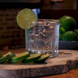 Gin és Whiskey est a Helka Sörkertben Balatonföldváron