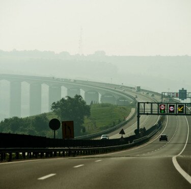 Jenseits des Viadukts von Kőröshegy