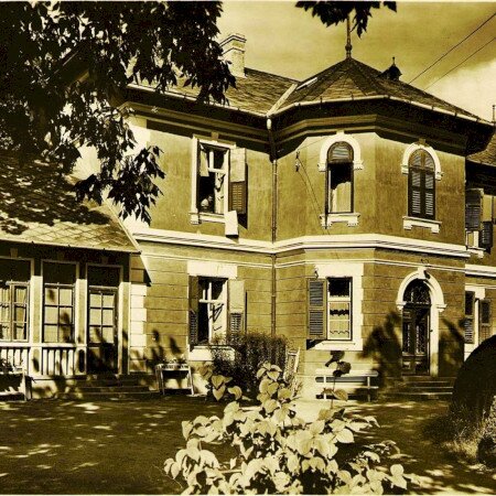 SAROLTA VILLA – VÁROSHÁZA 