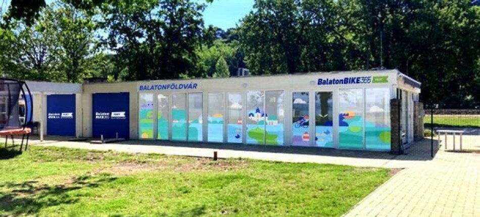 Újabb kerékpáros központot adtak át a Balatonnál